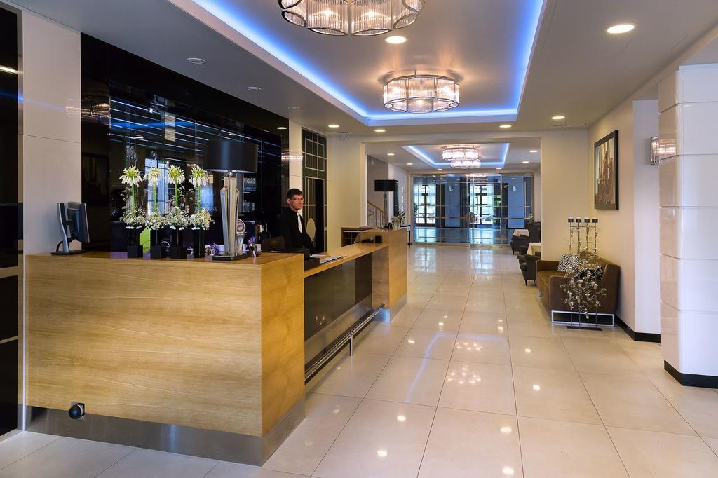 Hotel Karo ราดอม ภายนอก รูปภาพ
