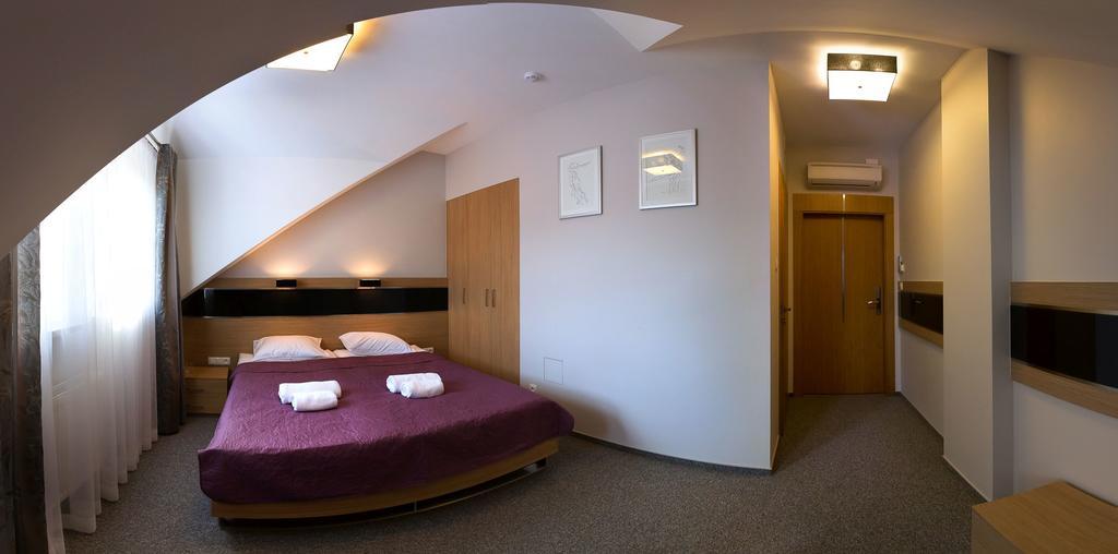 Hotel Karo ราดอม ภายนอก รูปภาพ