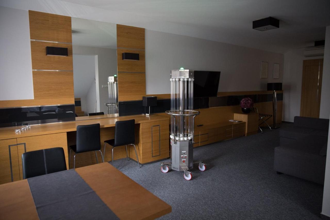 Hotel Karo ราดอม ภายนอก รูปภาพ